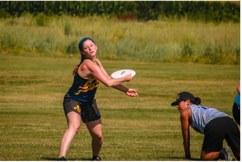 Lizzie Tilden throws a frisbee.